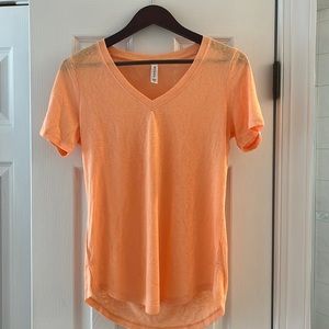 Athleta breezy scoop v tee